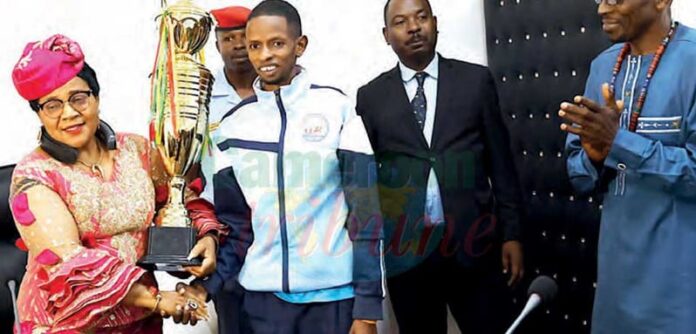 Course de l’espoir : Hamadou Bih Ibrahim présente le trophée à Rose Mbah Acha Fomundam