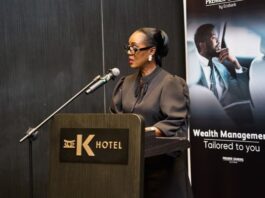 Ecobank déploie son offre premium de gestion patrimoniale Avec sa nouvelle offre de Gestion de Patrimoine (Wealth Management), Ecobank Cameroun ambitionne d’accompagner sa clientèle premium dans la création, la valorisation, la protection et la transmission de son patrimoine, à travers des solutions personnalisées et un accompagnement de proximité. Le 8 juillet 2026, Douala a accueilli le lancement officiel de la nouvelle offre de Gestion de Patrimoine (Wealth Management) d’Ecobank Cameroun. Organisée en présence de la clientèle premium de la banque, de partenaires et d’invités de marque, cette cérémonie marque une nouvelle étape dans le développement du Premier Banking d’Ecobank. À travers cette offre, la banque panafricaine entend accompagner ses clients au-delà des services bancaires traditionnels, en leur proposant un accompagnement global pour la gestion, la valorisation et la transmission de leur patrimoine. S’exprimant à cette occasion, Gwendoline Abunaw, Administrateur Directeur Général d’Ecobank Cameroun et de la zone CEMAC, a rappelé l’ambition de la banque d’offrir à sa clientèle premium des solutions adaptées aux nouveaux défis patrimoniaux : « Créer de la richesse est une réussite. La préserver, la faire fructifier et la préparer pour les générations futures exige une planification rigoureuse, des conseils avisés et des partenaires de confiance. Grâce à notre offre de Gestion de Patrimoine, nous mettons à la disposition de nos clients un accompagnement personnalisé ainsi que des solutions sur mesure pour les aider à gérer leur patrimoine en toute sérénité », a-t-elle déclaré. Cette nouvelle offre répond à une évolution profonde des attentes de la clientèle. À mesure que se développe une nouvelle génération d’entrepreneurs, de dirigeants d’entreprises, de professions libérales et d’investisseurs, une même interrogation revient avec insistance : une fois la richesse créée, comment la protéger, la faire fructifier et la transmettre aux générations suivantes ? Contrairement aux services bancaires traditionnels, la gestion de patrimoine ne consiste pas uniquement à gérer un compte bancaire. Elle s’appuie sur une vision globale de la situation financière d’un client : ses revenus, ses investissements, son immobilier, ses entreprises, son épargne, ses projets familiaux ainsi que les conditions dans lesquelles il souhaite transmettre son patrimoine sont analysés afin de construire une stratégie adaptée à ses objectifs. Autrement dit, il ne s’agit plus seulement de faire fructifier un capital : il s’agit de l’organiser, de le protéger contre les risques, d’en optimiser la gestion et d’en préparer la transmission dans les meilleures conditions. Chaque client possède une histoire, des ambitions et un profil de risque différents. C’est pourquoi la nouvelle offre d’Ecobank repose sur des solutions entièrement personnalisées. Répondre à l’évolution du marché camerounais Le lancement de cette offre intervient dans un contexte où le tissu économique camerounais connaît une transformation progressive. Les entreprises familiales se développent, les investissements se diversifient et les patrimoines deviennent plus complexes à gérer. Les questions liées à la succession, à la gouvernance familiale, à l’optimisation des actifs et à la préparation de la retraite prennent une importance croissante. Face à ces nouvelles attentes, les banques sont appelées à dépasser leur rôle traditionnel de prêteur ou de dépositaire de fonds pour devenir de véritables partenaires de long terme. La banque met ainsi à la disposition de sa clientèle premium une expertise financière et patrimoniale adaptée aux objectifs propres à chaque client. Le Premier Banking monte en puissance Pour soutenir cette ambition, Ecobank a entrepris un important renforcement de son dispositif Premier Banking. La banque a récemment nommé une Responsable Wealth & Premier Banking dédiée au Cameroun et à la région CEMAC. Cette nouvelle fonction traduit la volonté d’offrir à la clientèle premium un accompagnement encore plus spécialisé et un accès à une expertise patrimoniale de haut niveau. Dans le même esprit, Ecobank investit dans l’amélioration de l’expérience client. Le Salon Premier d’Akwa fait actuellement l’objet d’une rénovation complète. Celui de Yaoundé bénéficiera prochainement des mêmes aménagements afin d’offrir davantage de confort, un accueil personnalisé et des espaces adaptés à une clientèle recherchant un accompagnement confidentiel et individualisé. Ces investissements illustrent la volonté de la banque de faire du Premier Banking un véritable univers de services à forte valeur ajoutée. Un engagement tourné vers l’avenir Cette approche s’inscrit dans des besoins réels et s’impose désormais comme la marque de fabrique d’Ecobank Cameroun. Le souci d’écoute et de proximité ne se limite pas à une offre technique : il s’inscrit dans une histoire et une fidélité. C’est pourquoi, en clôturant la cérémonie, Gwendoline Abunaw a rappelé que cette ambition s’inscrivait dans la continuité des vingt-cinq années de présence d’Ecobank au Cameroun. L’expérience accumulée et la confiance bâtie au fil des ans donnent aujourd’hui toute sa légitimité à cette nouvelle étape. Ses mots ont pris la forme d’un engagement solennel : « Alors que nous célébrons 25 années au service du Cameroun et que nous regardons résolument vers l’avenir, nous demeurons engagés à être le partenaire de confiance qui aide nos clients à réaliser leurs ambitions, à préserver leur patrimoine et à transmettre leur héritage aux générations futures. » Avec cette offre de Gestion de Patrimoine, Ecobank Cameroun confirme ainsi sa volonté d’accompagner sa clientèle premium à chaque étape de son parcours financier. Une évolution qui traduit également la montée en maturité du secteur bancaire camerounais, où la création de richesse ne constitue plus l’unique objectif : sa protection, sa valorisation et sa transmission deviennent désormais des enjeux tout aussi stratégiques. Mots clés (SEO) Ecobank Cameroun Gestion de Patrimoine Wealth Management Banque premium Premier Banking Conseil patrimonial Accompagnement client Création de richesse Protection du patrimoine Valorisation du patrimoine Transmission successorale Planification successorale Gouvernance familiale Investissements Gestion des actifs Entreprises familiales CEMAC Douala Yaoundé Experts patrimoniaux Expérience client Services bancaires premium