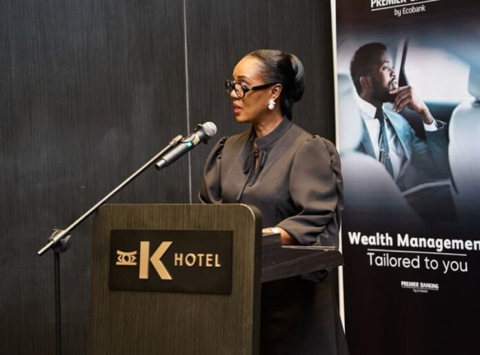 Ecobank déploie son offre premium de gestion patrimoniale Avec sa nouvelle offre de Gestion de Patrimoine (Wealth Management), Ecobank Cameroun ambitionne d’accompagner sa clientèle premium dans la création, la valorisation, la protection et la transmission de son patrimoine, à travers des solutions personnalisées et un accompagnement de proximité. Le 8 juillet 2026, Douala a accueilli le lancement officiel de la nouvelle offre de Gestion de Patrimoine (Wealth Management) d’Ecobank Cameroun. Organisée en présence de la clientèle premium de la banque, de partenaires et d’invités de marque, cette cérémonie marque une nouvelle étape dans le développement du Premier Banking d’Ecobank. À travers cette offre, la banque panafricaine entend accompagner ses clients au-delà des services bancaires traditionnels, en leur proposant un accompagnement global pour la gestion, la valorisation et la transmission de leur patrimoine. S’exprimant à cette occasion, Gwendoline Abunaw, Administrateur Directeur Général d’Ecobank Cameroun et de la zone CEMAC, a rappelé l’ambition de la banque d’offrir à sa clientèle premium des solutions adaptées aux nouveaux défis patrimoniaux : « Créer de la richesse est une réussite. La préserver, la faire fructifier et la préparer pour les générations futures exige une planification rigoureuse, des conseils avisés et des partenaires de confiance. Grâce à notre offre de Gestion de Patrimoine, nous mettons à la disposition de nos clients un accompagnement personnalisé ainsi que des solutions sur mesure pour les aider à gérer leur patrimoine en toute sérénité », a-t-elle déclaré. Cette nouvelle offre répond à une évolution profonde des attentes de la clientèle. À mesure que se développe une nouvelle génération d’entrepreneurs, de dirigeants d’entreprises, de professions libérales et d’investisseurs, une même interrogation revient avec insistance : une fois la richesse créée, comment la protéger, la faire fructifier et la transmettre aux générations suivantes ? Contrairement aux services bancaires traditionnels, la gestion de patrimoine ne consiste pas uniquement à gérer un compte bancaire. Elle s’appuie sur une vision globale de la situation financière d’un client : ses revenus, ses investissements, son immobilier, ses entreprises, son épargne, ses projets familiaux ainsi que les conditions dans lesquelles il souhaite transmettre son patrimoine sont analysés afin de construire une stratégie adaptée à ses objectifs. Autrement dit, il ne s’agit plus seulement de faire fructifier un capital : il s’agit de l’organiser, de le protéger contre les risques, d’en optimiser la gestion et d’en préparer la transmission dans les meilleures conditions. Chaque client possède une histoire, des ambitions et un profil de risque différents. C’est pourquoi la nouvelle offre d’Ecobank repose sur des solutions entièrement personnalisées. Répondre à l’évolution du marché camerounais Le lancement de cette offre intervient dans un contexte où le tissu économique camerounais connaît une transformation progressive. Les entreprises familiales se développent, les investissements se diversifient et les patrimoines deviennent plus complexes à gérer. Les questions liées à la succession, à la gouvernance familiale, à l’optimisation des actifs et à la préparation de la retraite prennent une importance croissante. Face à ces nouvelles attentes, les banques sont appelées à dépasser leur rôle traditionnel de prêteur ou de dépositaire de fonds pour devenir de véritables partenaires de long terme. La banque met ainsi à la disposition de sa clientèle premium une expertise financière et patrimoniale adaptée aux objectifs propres à chaque client. Le Premier Banking monte en puissance Pour soutenir cette ambition, Ecobank a entrepris un important renforcement de son dispositif Premier Banking. La banque a récemment nommé une Responsable Wealth & Premier Banking dédiée au Cameroun et à la région CEMAC. Cette nouvelle fonction traduit la volonté d’offrir à la clientèle premium un accompagnement encore plus spécialisé et un accès à une expertise patrimoniale de haut niveau. Dans le même esprit, Ecobank investit dans l’amélioration de l’expérience client. Le Salon Premier d’Akwa fait actuellement l’objet d’une rénovation complète. Celui de Yaoundé bénéficiera prochainement des mêmes aménagements afin d’offrir davantage de confort, un accueil personnalisé et des espaces adaptés à une clientèle recherchant un accompagnement confidentiel et individualisé. Ces investissements illustrent la volonté de la banque de faire du Premier Banking un véritable univers de services à forte valeur ajoutée. Un engagement tourné vers l’avenir Cette approche s’inscrit dans des besoins réels et s’impose désormais comme la marque de fabrique d’Ecobank Cameroun. Le souci d’écoute et de proximité ne se limite pas à une offre technique : il s’inscrit dans une histoire et une fidélité. C’est pourquoi, en clôturant la cérémonie, Gwendoline Abunaw a rappelé que cette ambition s’inscrivait dans la continuité des vingt-cinq années de présence d’Ecobank au Cameroun. L’expérience accumulée et la confiance bâtie au fil des ans donnent aujourd’hui toute sa légitimité à cette nouvelle étape. Ses mots ont pris la forme d’un engagement solennel : « Alors que nous célébrons 25 années au service du Cameroun et que nous regardons résolument vers l’avenir, nous demeurons engagés à être le partenaire de confiance qui aide nos clients à réaliser leurs ambitions, à préserver leur patrimoine et à transmettre leur héritage aux générations futures. » Avec cette offre de Gestion de Patrimoine, Ecobank Cameroun confirme ainsi sa volonté d’accompagner sa clientèle premium à chaque étape de son parcours financier. Une évolution qui traduit également la montée en maturité du secteur bancaire camerounais, où la création de richesse ne constitue plus l’unique objectif : sa protection, sa valorisation et sa transmission deviennent désormais des enjeux tout aussi stratégiques. Mots clés (SEO) Ecobank Cameroun Gestion de Patrimoine Wealth Management Banque premium Premier Banking Conseil patrimonial Accompagnement client Création de richesse Protection du patrimoine Valorisation du patrimoine Transmission successorale Planification successorale Gouvernance familiale Investissements Gestion des actifs Entreprises familiales CEMAC Douala Yaoundé Experts patrimoniaux Expérience client Services bancaires premium